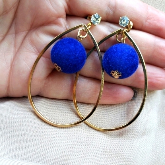 Gold tone stud dangling earrings spheres blue felt like balls globes - Picture 8 of 9
